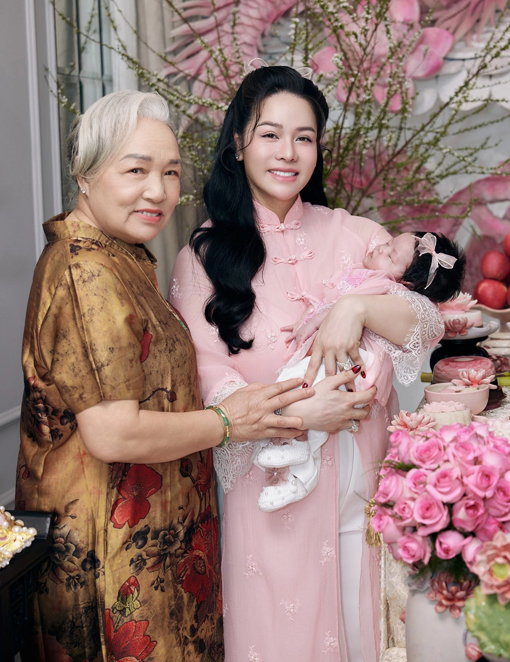 Xúc động cảnh nhật kim anh bật khóc ôm chân mẹ trong dịp vu lan nuôi được 2 con đều nhờ công đấng sinh thành - 9