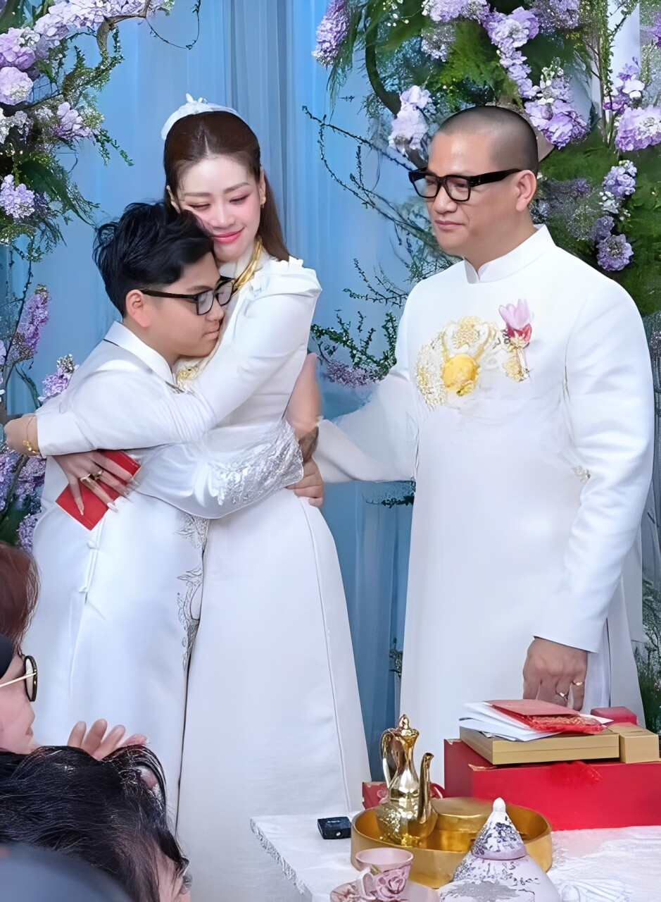 Khánh Vân bật khóc, ôm lấy con trai trong ngày trọng đại.
