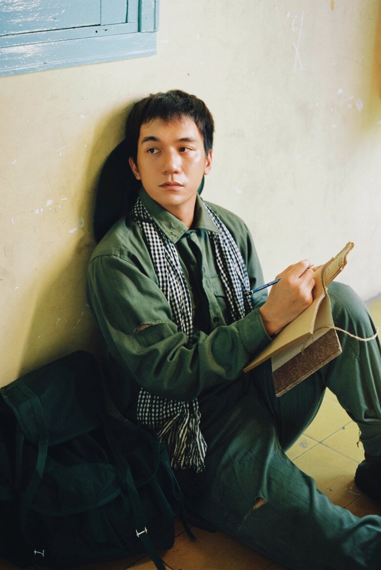 Đỗ Nhật Hoàng - nam chính dự án điện ảnh Mưa đỏ cầu mong bà con miền Trung được bình an: Mong bão sẽ sớm qua đi, để lại ít đau thương nhất cho bà con miền Trung. Nghe tin Quảng Trị chịu nhiều thiệt hại, lại nhớ đến năm ngoái khi Yagi ập đến, Thành Cổ chìm trong nước lũ mà xót xa. Chỉ mong lần này mọi người được bình an, vững vàng vượt qua.