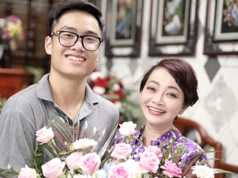 Nữ nghệ sĩ được con trai ủng hộ chuyện đi bước nữa.