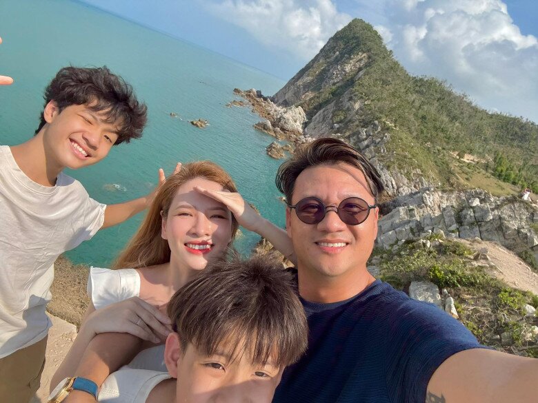 Cặp đôi thường xuyên đưa các con đi du lịch đó đây.