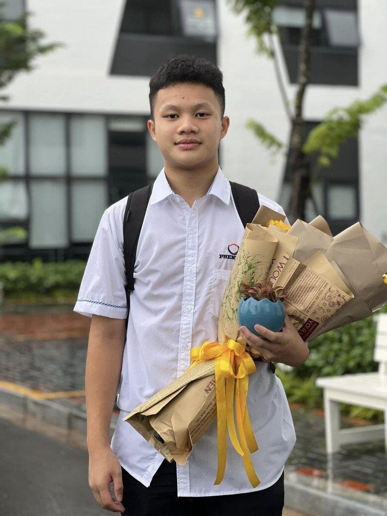 Đức Duy được bố khen ngoan ngoãn, là tấm gương của các em.