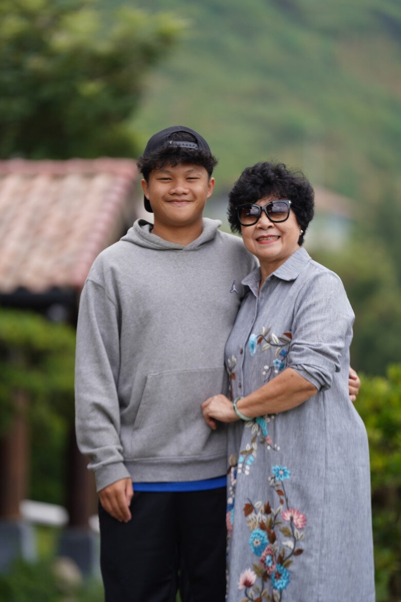 Khoảnh khắc con trai Quang Minh quây quần bên gia đình.