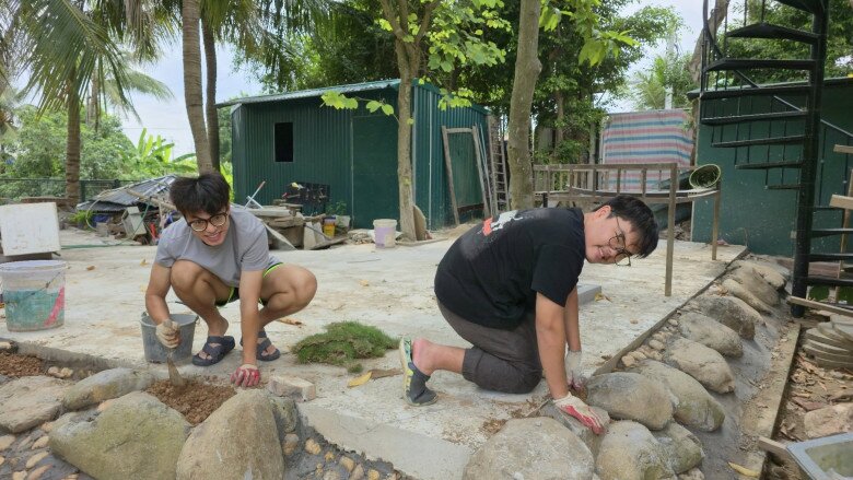 Khánh Minh và Bi Béo - 2 con trai Xuân Bắc thường xuyên phụ bố làm việc nhà.