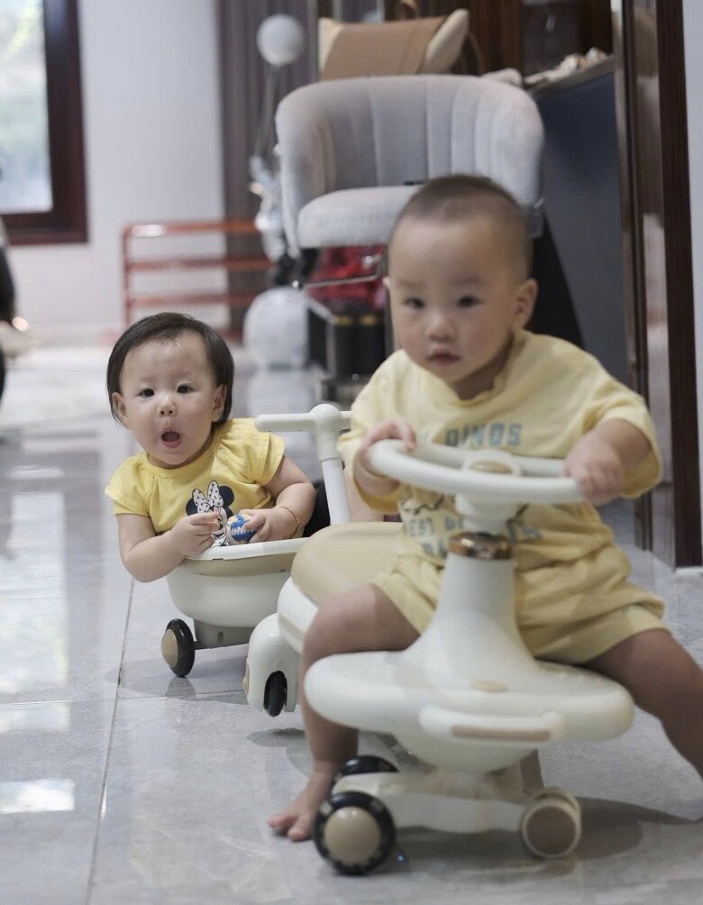 Cảnh nhập học mẫu giáo của cặp song sinh đình đám nhà phương oanh - shark bình đi hoành tráng về mắt sưng - 7