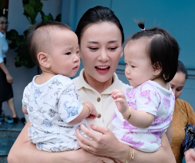 Cảnh nhập học mẫu giáo của cặp song sinh đình đám nhà phương oanh - shark bình đi hoành tráng về mắt sưng - 1