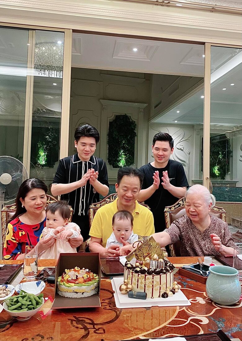 Vợ chồng Bầu Hiển yêu chiều 2 cháu nội.