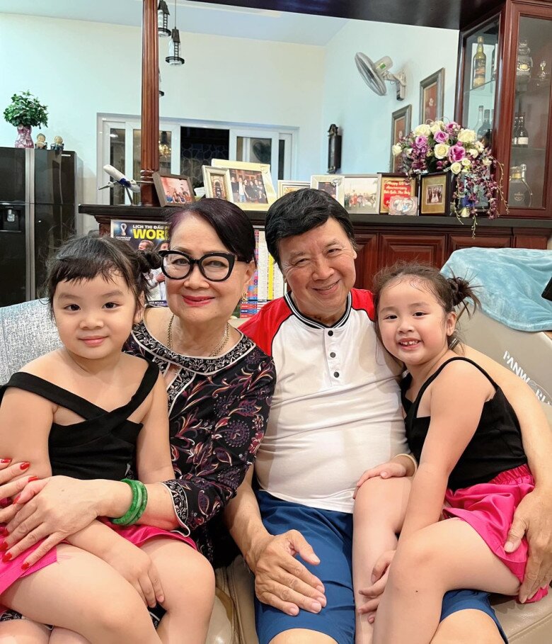 Vợ chồng NSƯT Bảo Quốc thường xuyên về nước để thăm các cháu.