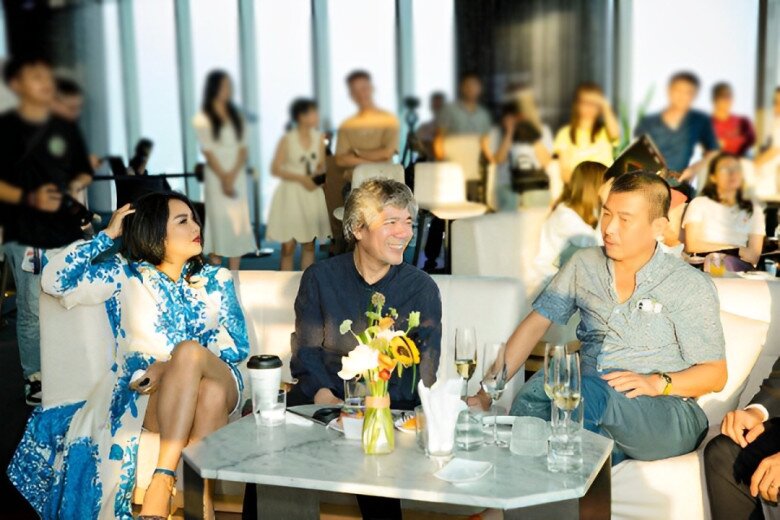 Khoảnh khắc vợ chồng Thanh Lam ngồi trò chuyện với họa sĩ Lê Thiết Cương.
