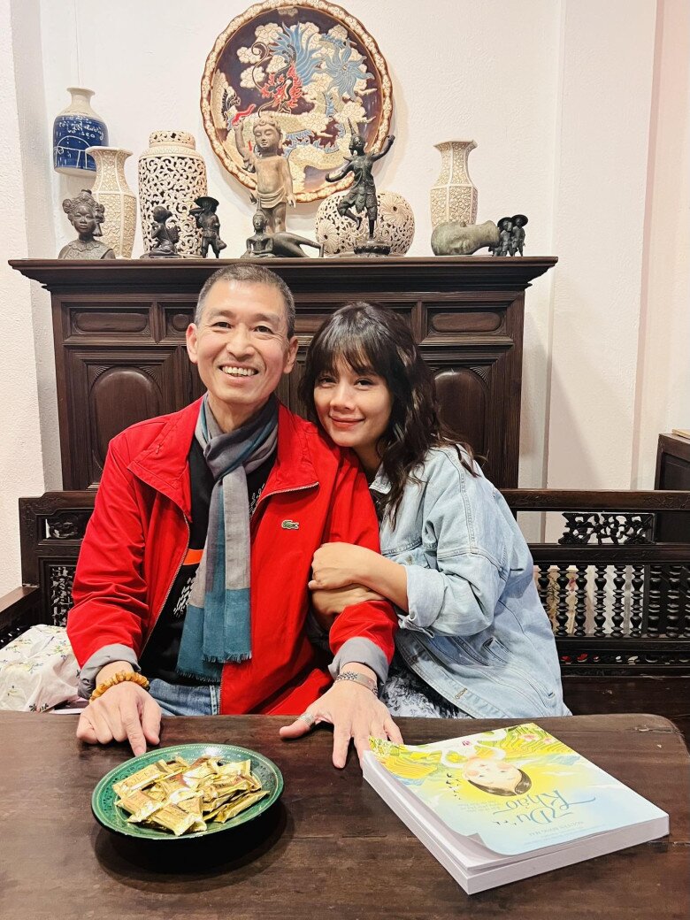Đạo diễn Bông Mai thân thiết bên họa sĩ Lê Thiết Cương.
