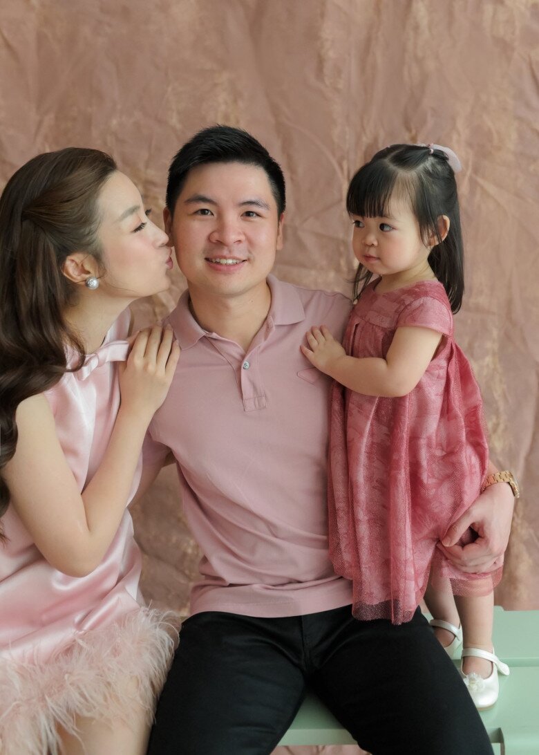 Bị con gái lườm, Đỗ Mỹ Linh viết kèm chú thích: Không cho mẹ Linh thơm ba Quang đâu.