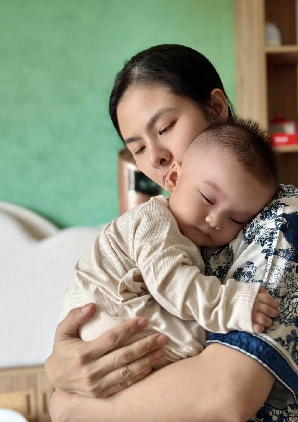 Vân Trang sinh con trai vào tháng 10/2024, trở thành mẹ bỉm 4 con.