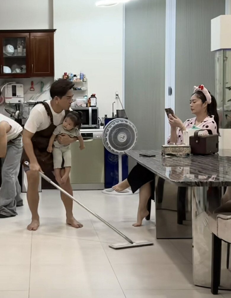 Ông xã Thanh Trúc được khen ngợi khi phụ giúp vợ làm việc nhà.