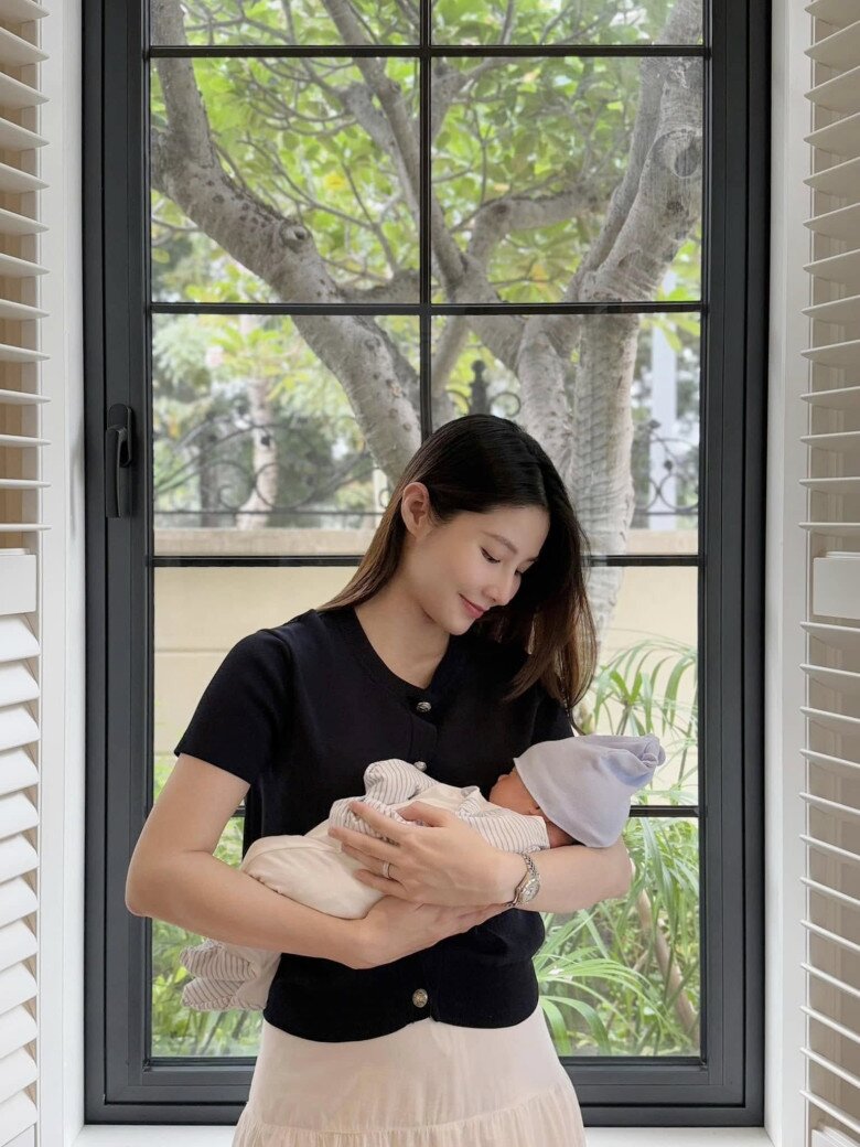 Diễm My 9X thấy bỡ ngỡ khi lần đầu làm mẹ.