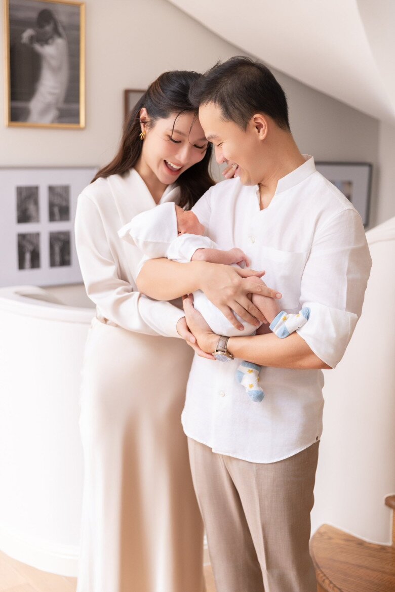 Vợ chồng Diễm My 9X hạnh phúc hơn từ ngày lên chức bố mẹ.