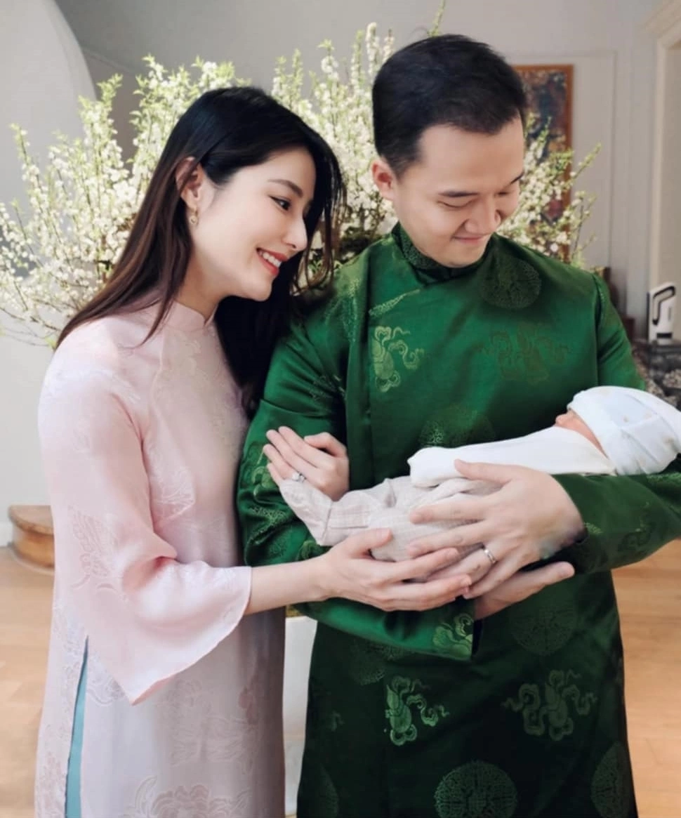 Đầu năm 2025, vợ chồng Diễm My lần đầu khoe ảnh bế bồng quý tử.