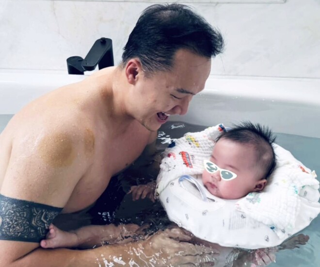 Thiếu gia Vinh Nguyễn chia sẻ khoảnh khắc tập bơi với quý tử.
