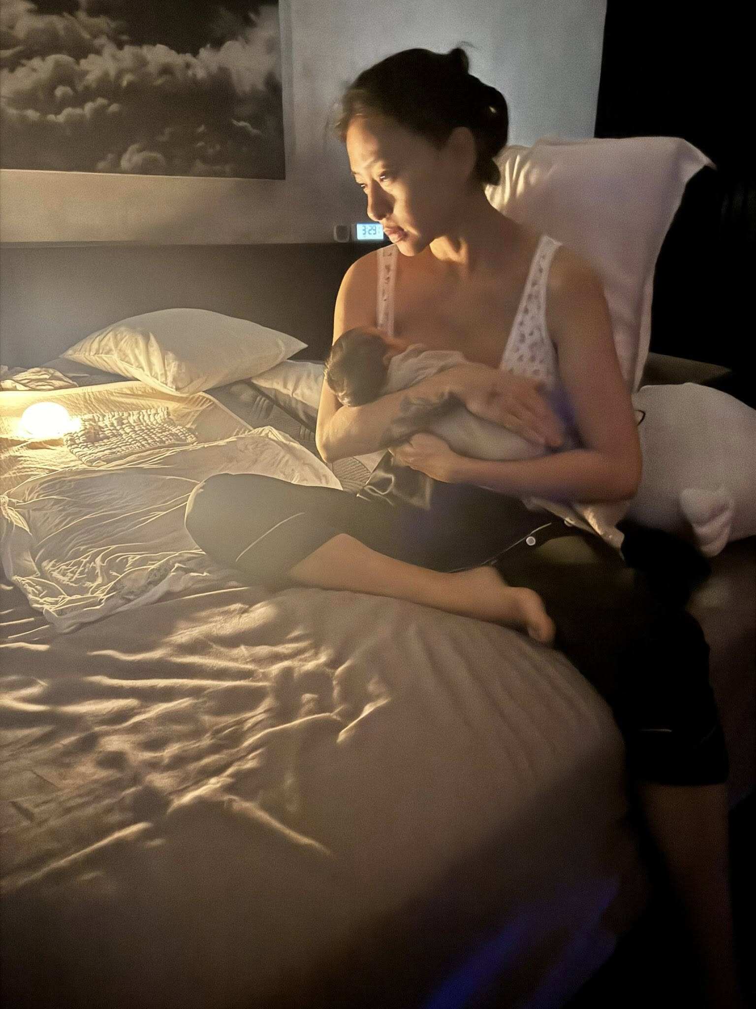 Chồng trẻ của Ngô Thanh Vân đầu bù tóc rối sau khi đón tiểu công chúa, chăm con vẫn bận kiếm tiền mua tã 7 Lần đầu làm mẹ ở tuổi U50, đả nữ màn ảnh Việt không tránh khỏi cảnh mệt mỏi.