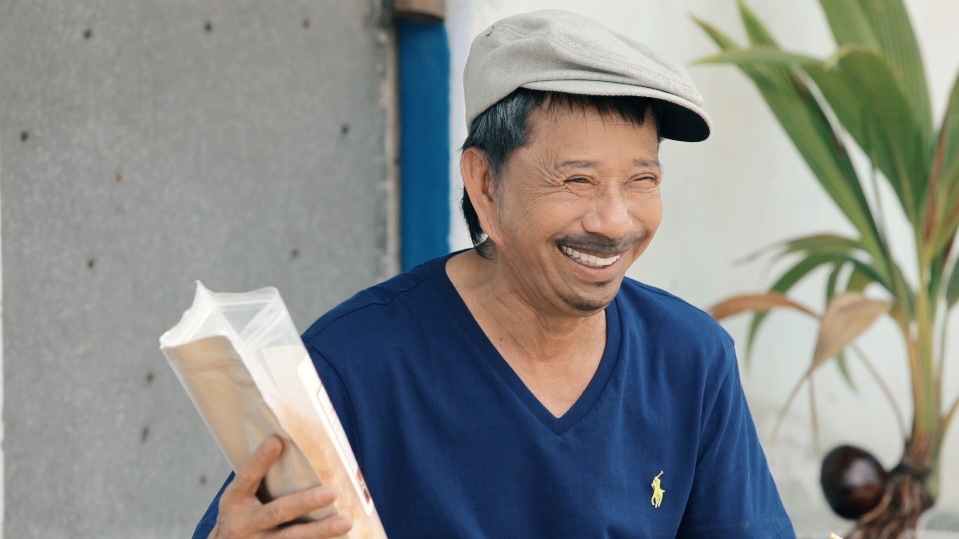 An image of Bảo Chung in a comedy sketch