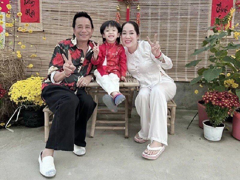An image of Bảo Chung and his wife in their restaurant