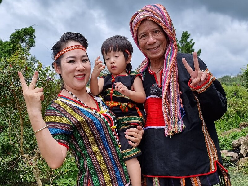 An image of Bảo Chung with his wife and son