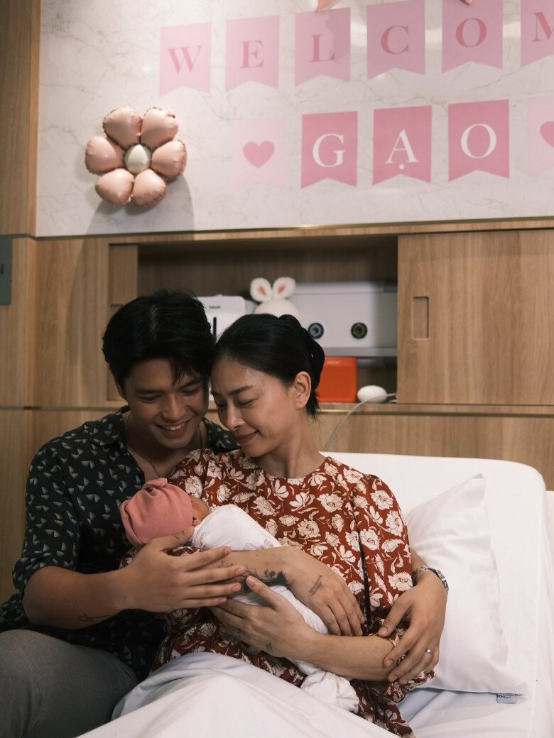 Cặp đôi hạnh phúc khi lên chức bố mẹ.