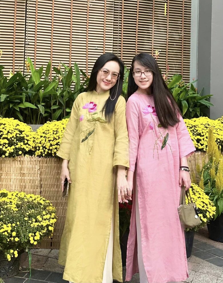 Con gái Hoài Anh trổ dáng thiếu nữ ở tuổi 15.