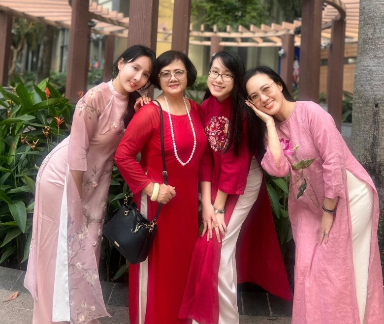 Kỳ Uyên gây chú ý với vẻ ngoài xinh xắn khi chụp ảnh với gia đình.