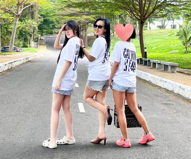Đứng cạnh mẹ, con gái BTV Hoài Anh gây chú ý khi khoe chân dài miên man.