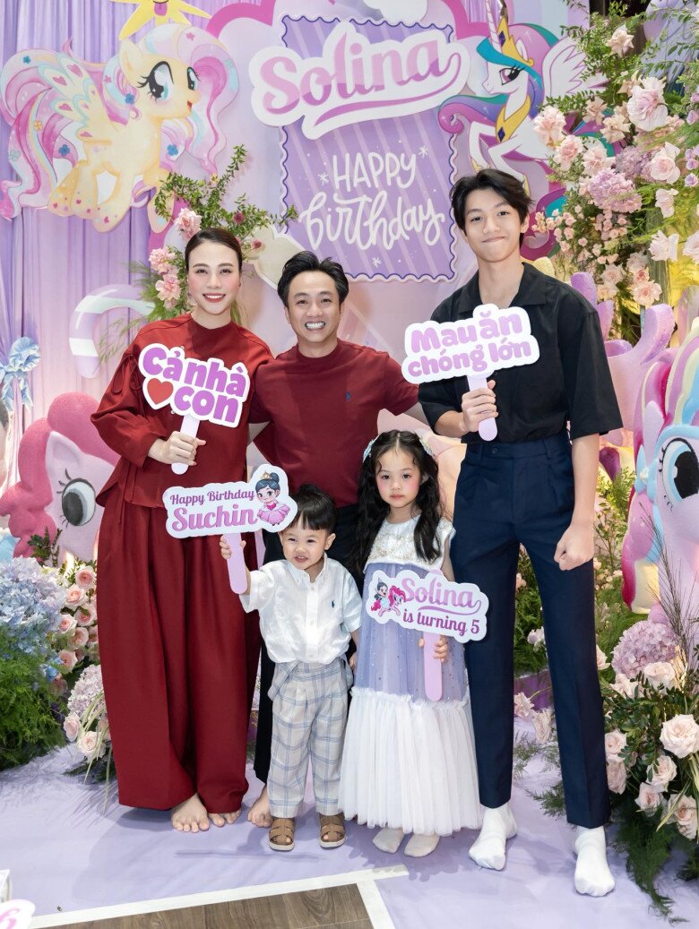 Vợ chồng Cường Đô La cùng các con trong tiệc sinh nhật của bé Suchin.