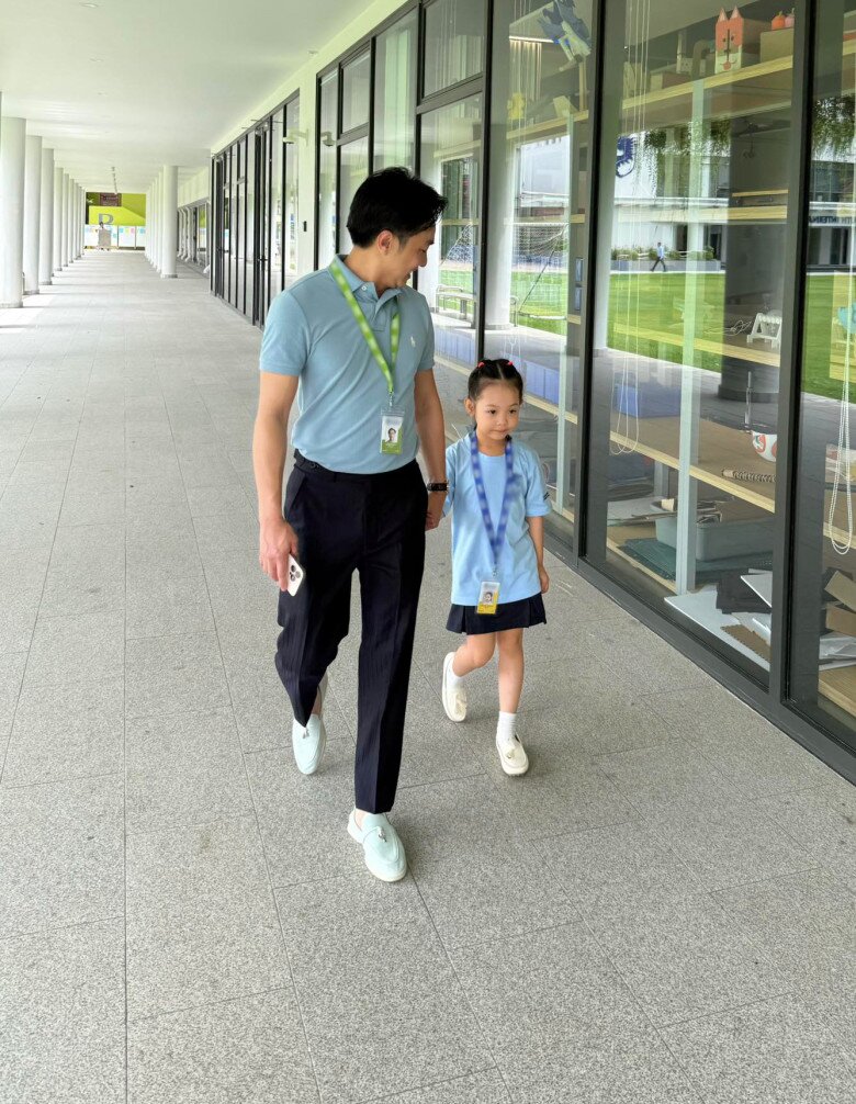 Khoảnh khắc bé Suchin được bố dắt tay đi dạo trong khuôn viên trường.