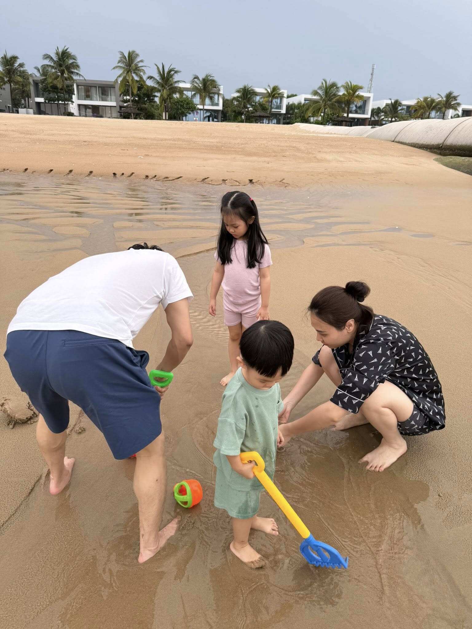 Tháng 7/2025, đại gia phố núi đưa vợ và các con đi chơi biển.