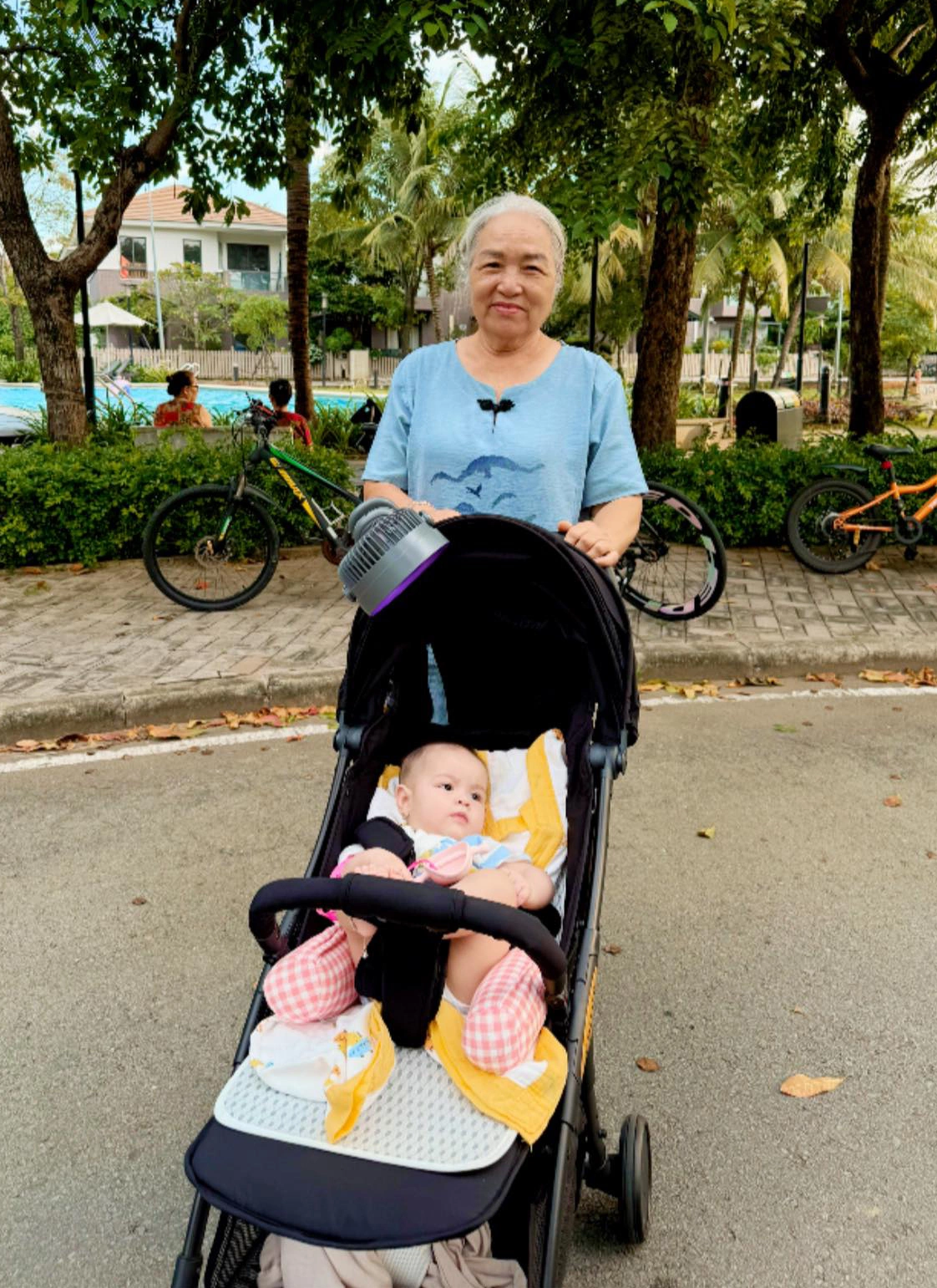 Mẹ Nhật Kim Anh mê mẩn cháu ngoại.