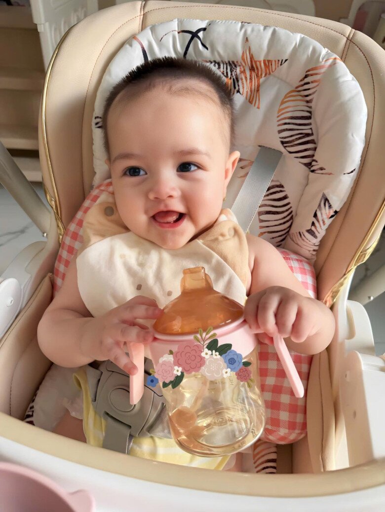 Ngoại hình hiện tại của bé Julia đốn tim người xem.