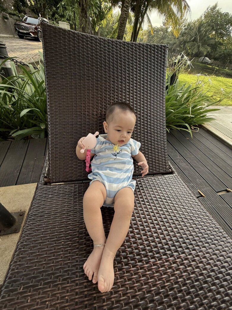 Mới 6 tháng tuổi, nhóc tì đã sở hữu đôi chân dài được dự đoán là mỹ nhân tương lai.