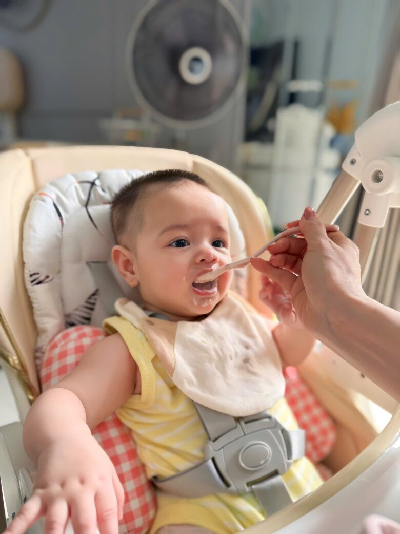Cô bé có đôi mắt to tròn như viên ngọc, cặp chân mày được khen trông như vẽ.