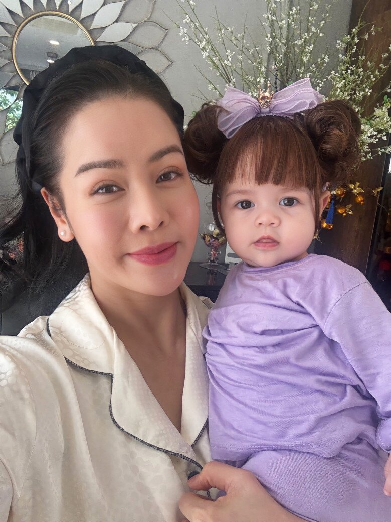 Bé Julia xinh xắn được nhận xét rõ nét lai Tây.