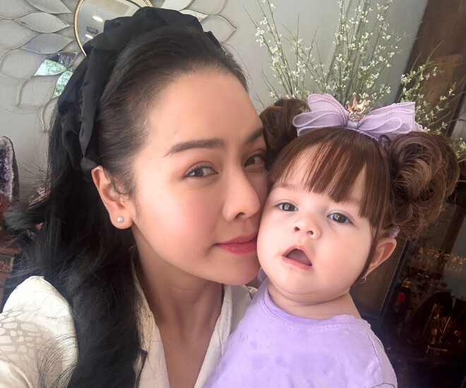 Nhật Kim Anh khoe ảnh con gái đội tóc giả trông cực yêu.