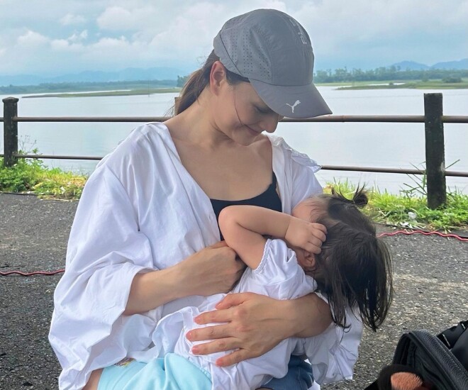 Ái nữ Lan Phương theo mẹ đến đoàn phim.