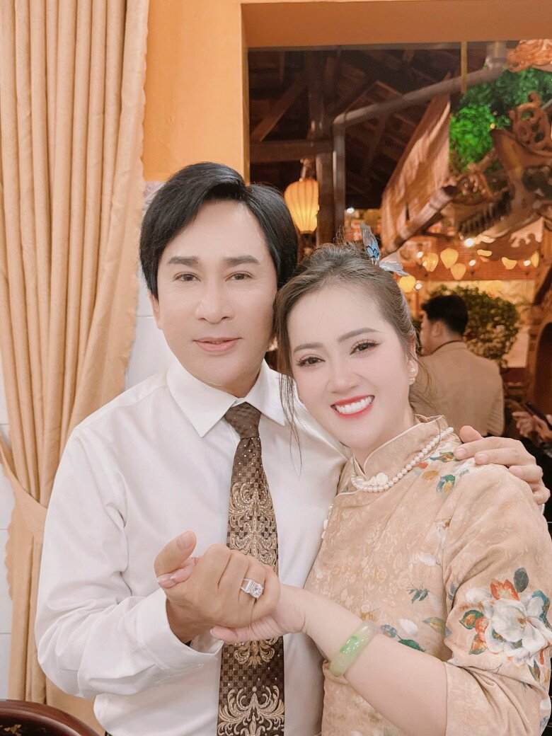 Con gái Vũ Linh thường xuyên được mời đi hát, hợp tác với các nghệ sĩ gạo cội.