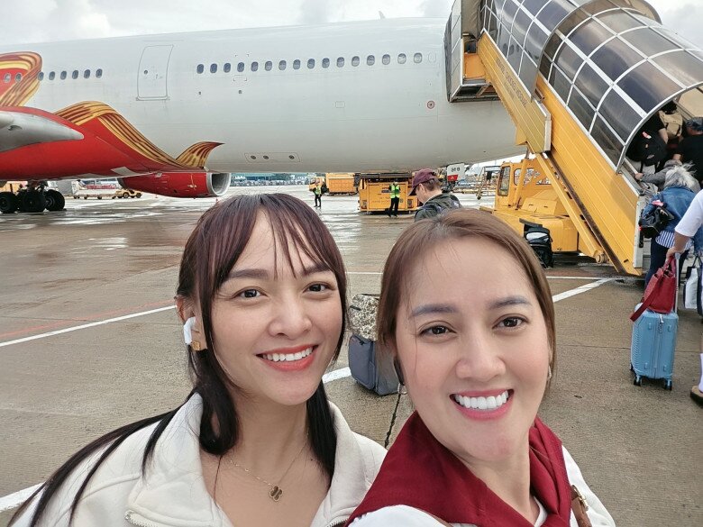 Sáng 17/9, Hồng Loan lên đường sang Úc lưu diễn.
