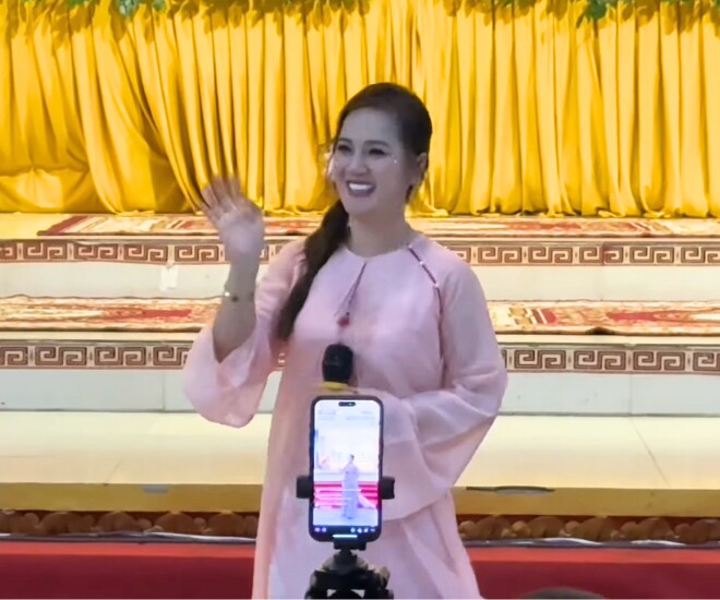 Hồng Loan - NSƯT Vũ Linh được mời đi hát thường xuyên.