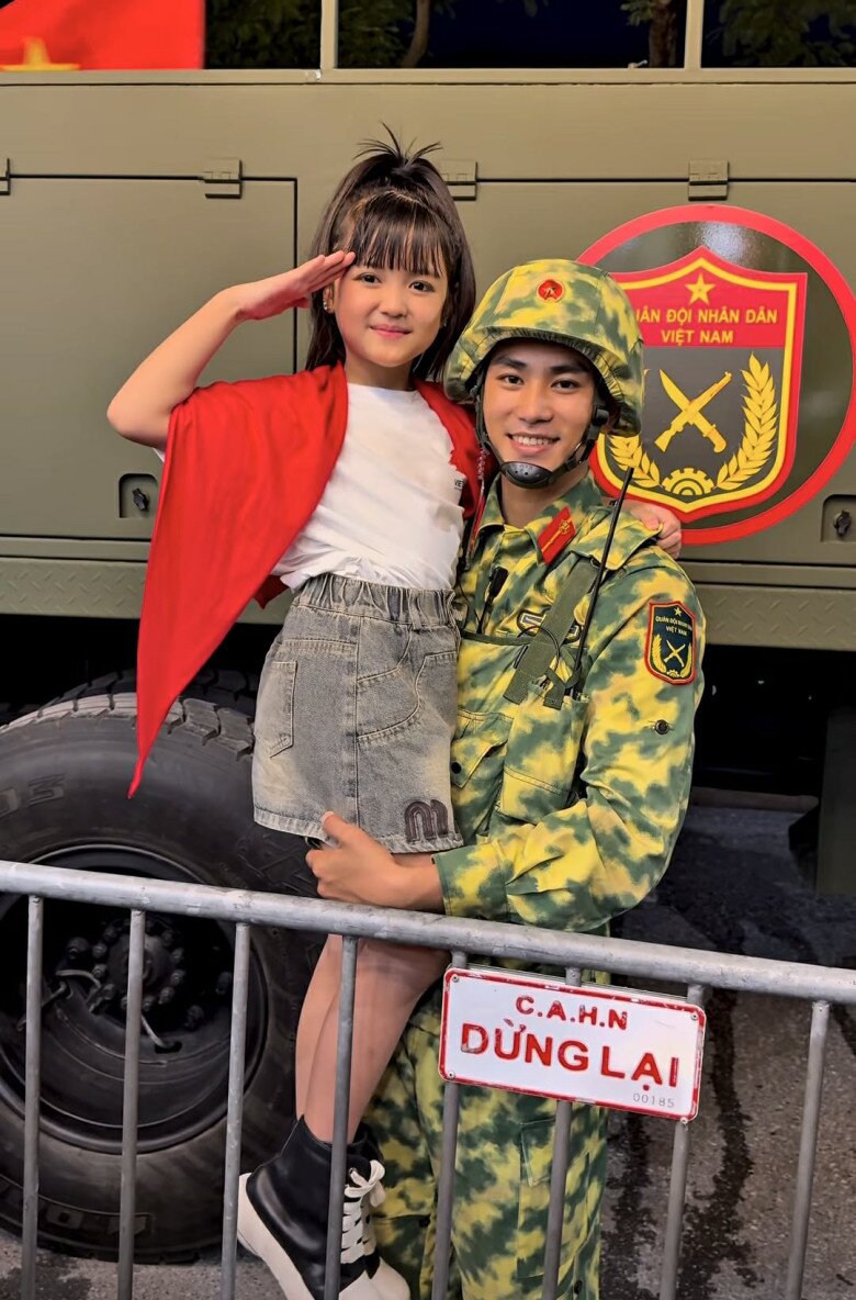 Khoảnh khắc bé Cherry An Nhiên được chiến sĩ tham gia diễu binh bế bồng trên tay.