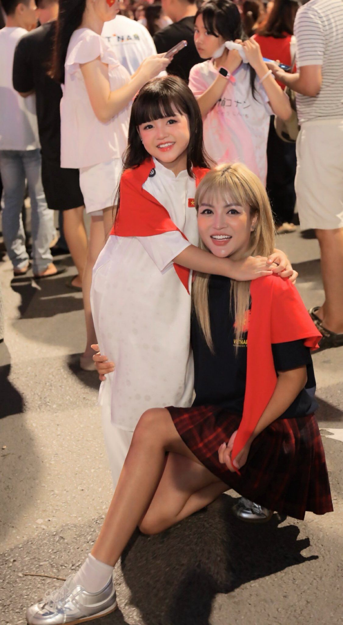 Khoảnh khắc bé An Nhiên chụp ảnh cùng mẹ ruột.