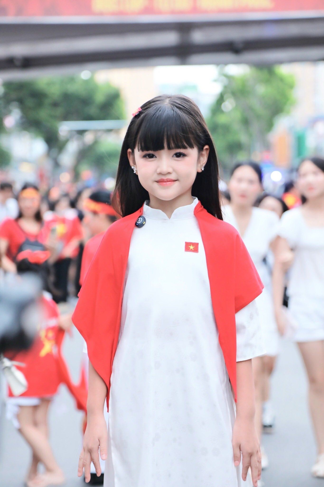 amp;#34;Con gái Tăng Duy Tânamp;#34; đi cổ vũ concert quốc gia, mắt to môi đỏ amp;#34;nổi bần bậtamp;#34; trên tay chiến sĩ diễu binh A80 - 4