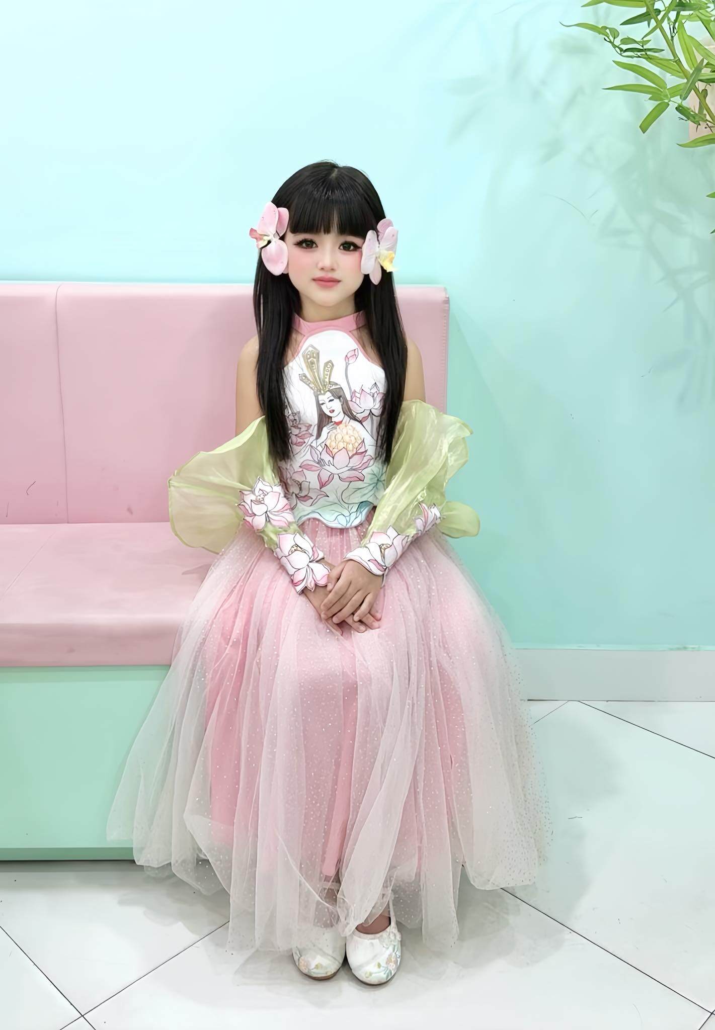 Có ngoại hình xinh như búp bê, cô bé từng nhận về ý kiến trái chiều về việc trang điểm đậm.