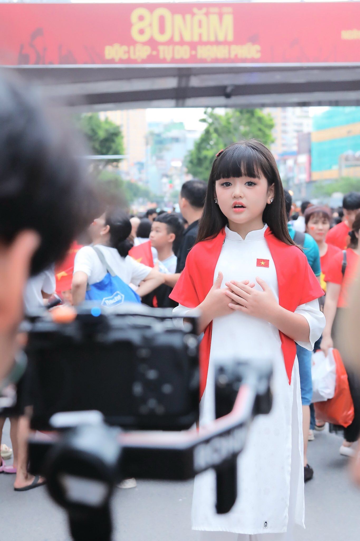 Lên 8 tuổi, sao nhí phim Đừng làm mẹ cáu sở hữu ngoại hình như búp bê.