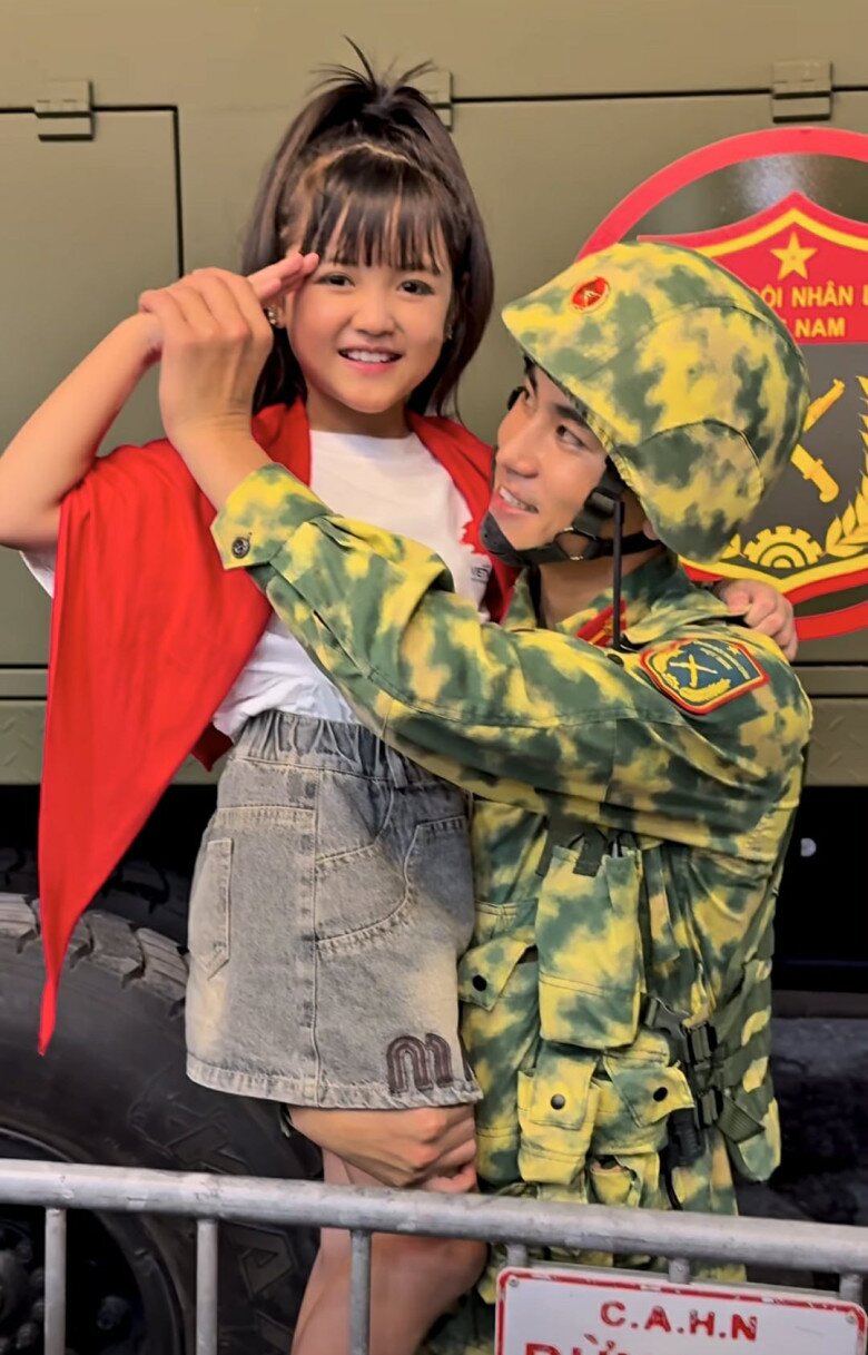 amp;#34;Con gái Tăng Duy Tânamp;#34; đi cổ vũ concert quốc gia, mắt to môi đỏ amp;#34;nổi bần bậtamp;#34; trên tay chiến sĩ diễu binh A80 - 2