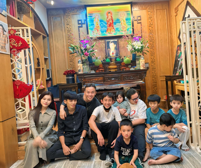 Gia đình Wendy Phạm chụp ảnh cùng các con nuôi của Phi Nhung.