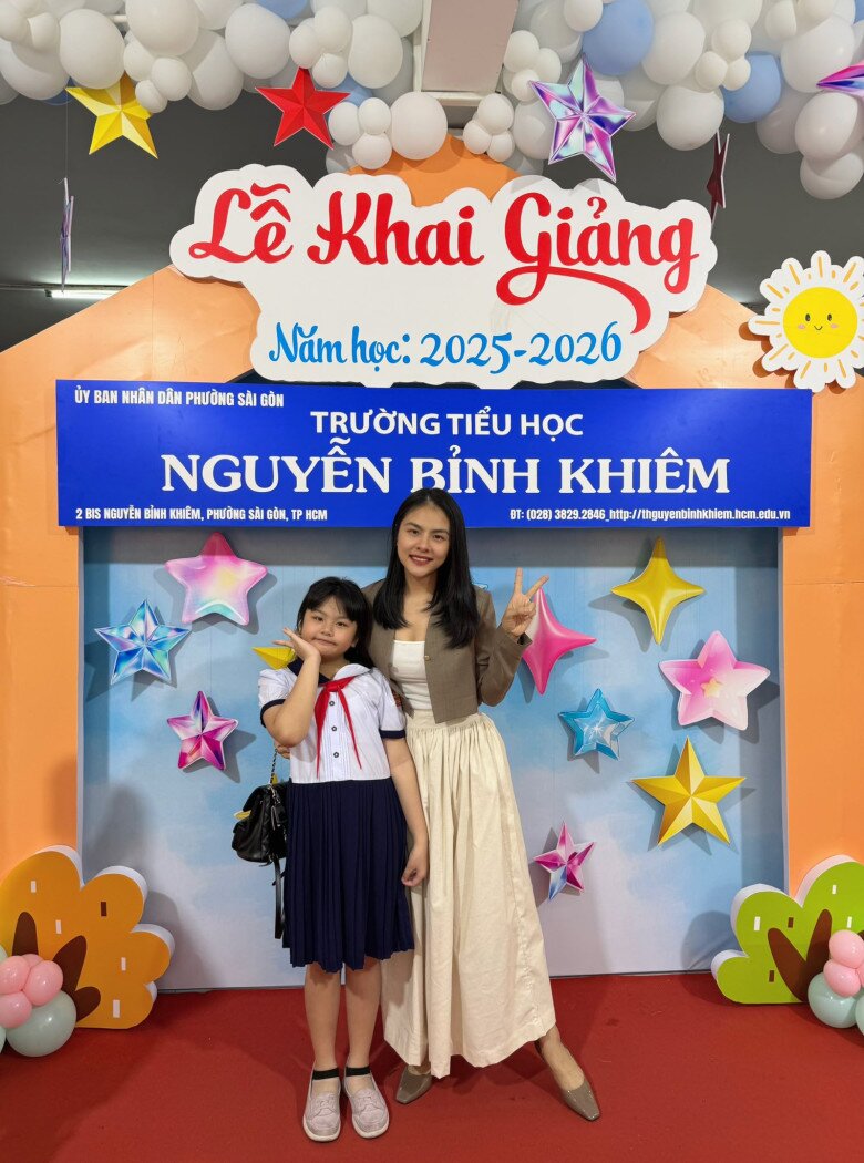Vân Trang cùng con gái đầu lòng - Queenie (sinh năm 2016) dự lễ khai giảng. Cô chia sẻ: Khối phụ huynh đưa khối tựu trường đi khai giảng trong niềm hân hoan.